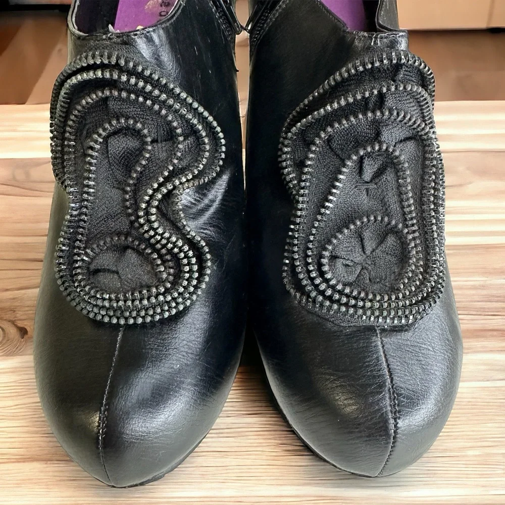 Madden Girl Black Leather Rokker Ruffled Zipper Bootie 4 Inch Heels Womens 11